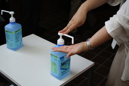 仕込み・発酵室入口の消毒液