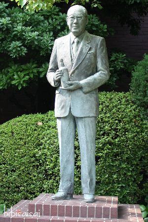 二代目社長、佐治敬三さんの銅像